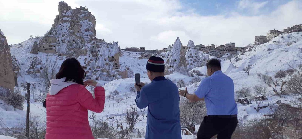 Kapadokya ilkbaharda beyaza büründü