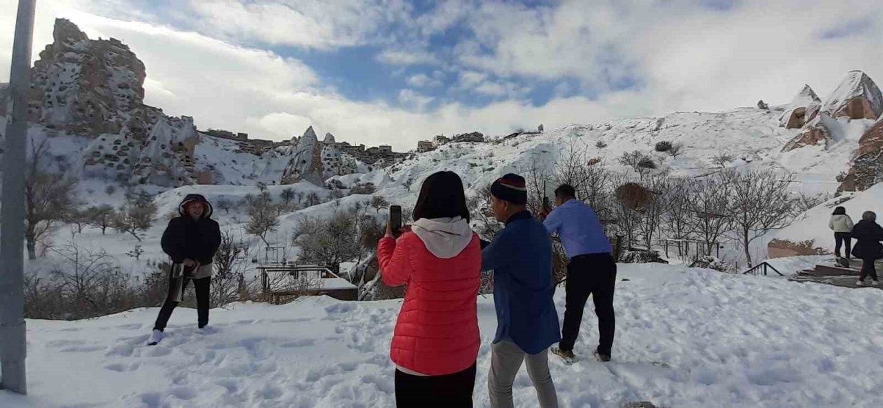 Kapadokya ilkbaharda beyaza büründü