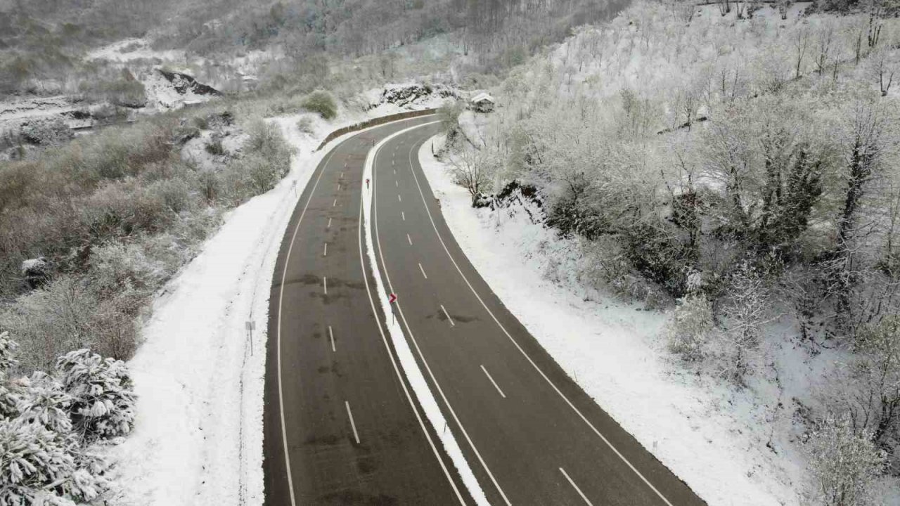 Karadeniz sahil yolundaki kar manzaraları dron ile görüntülendi