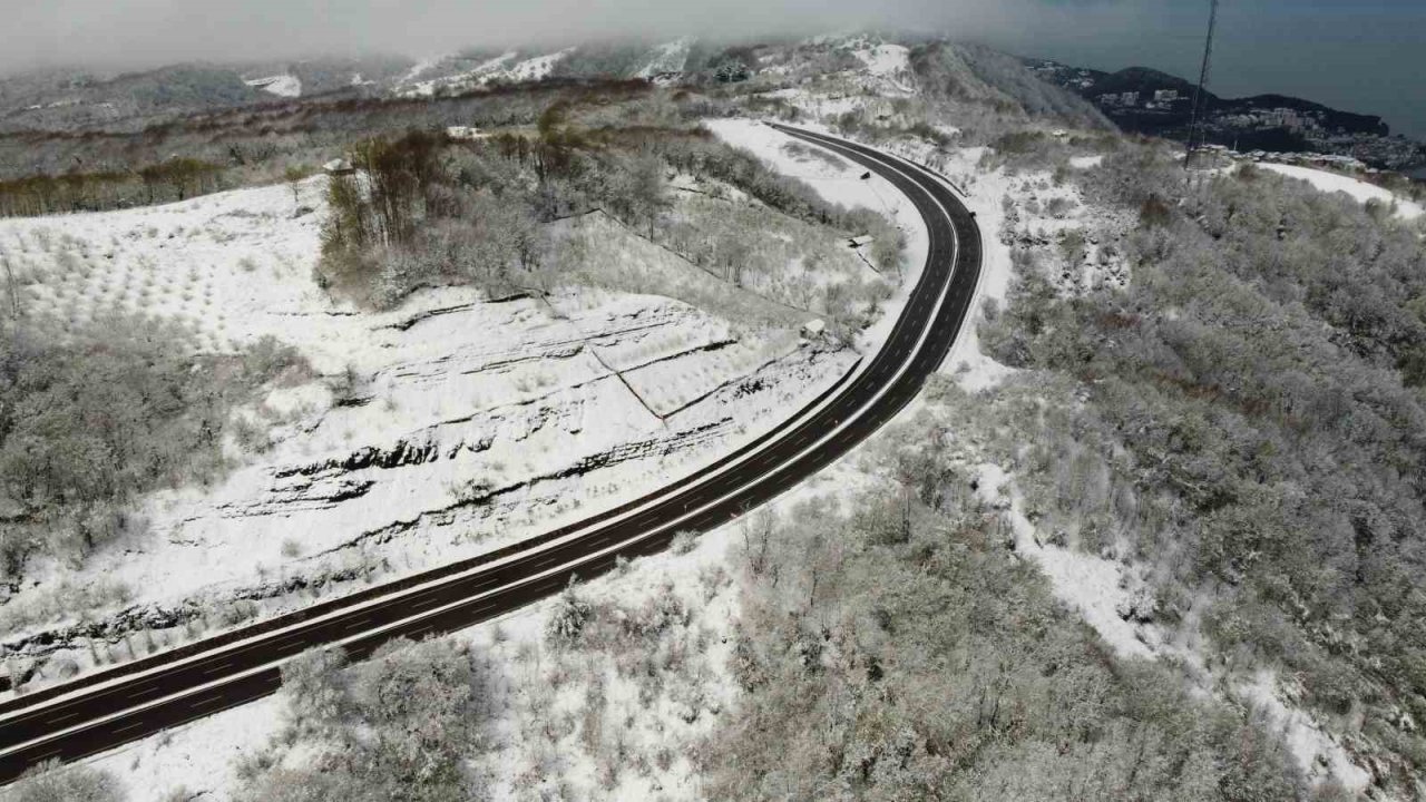 Karadeniz sahil yolundaki kar manzaraları dron ile görüntülendi