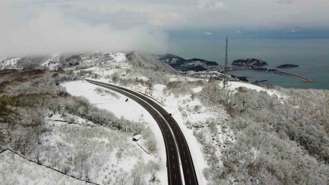 Karadeniz sahil yolundaki kar manzaraları dron ile görüntülendi