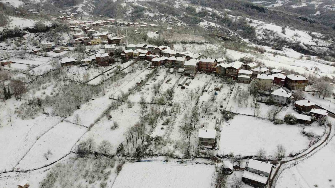 Karadeniz sahil yolundaki kar manzaraları dron ile görüntülendi