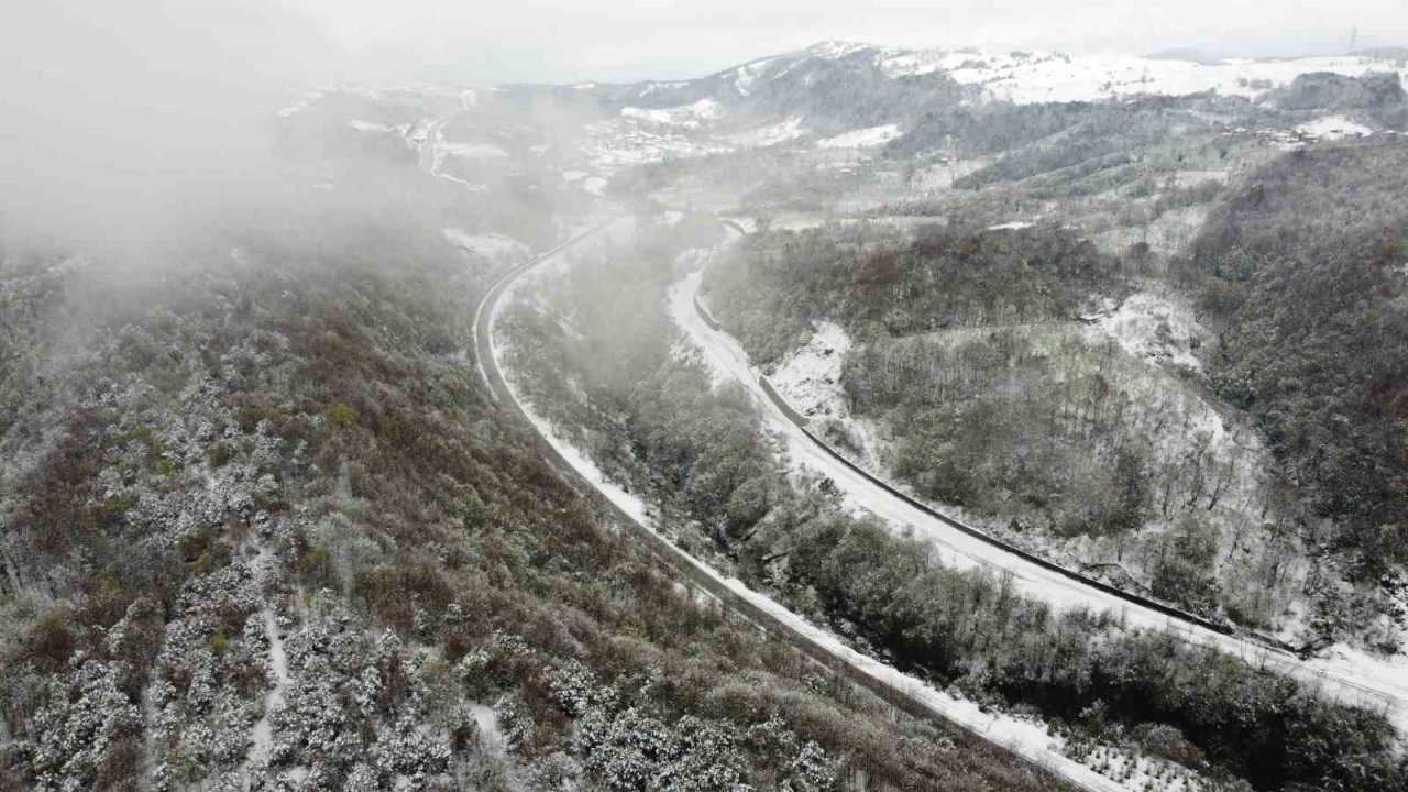 Karadeniz sahil yolundaki kar manzaraları dron ile görüntülendi