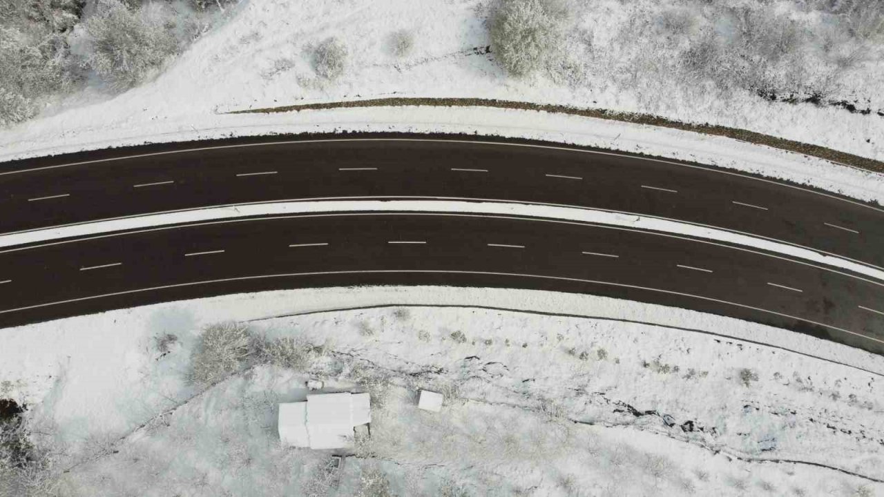 Karadeniz sahil yolundaki kar manzaraları dron ile görüntülendi