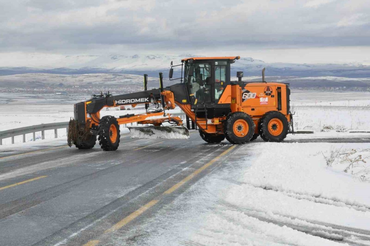 Kars’ta sürücülerin buzla imtihanı