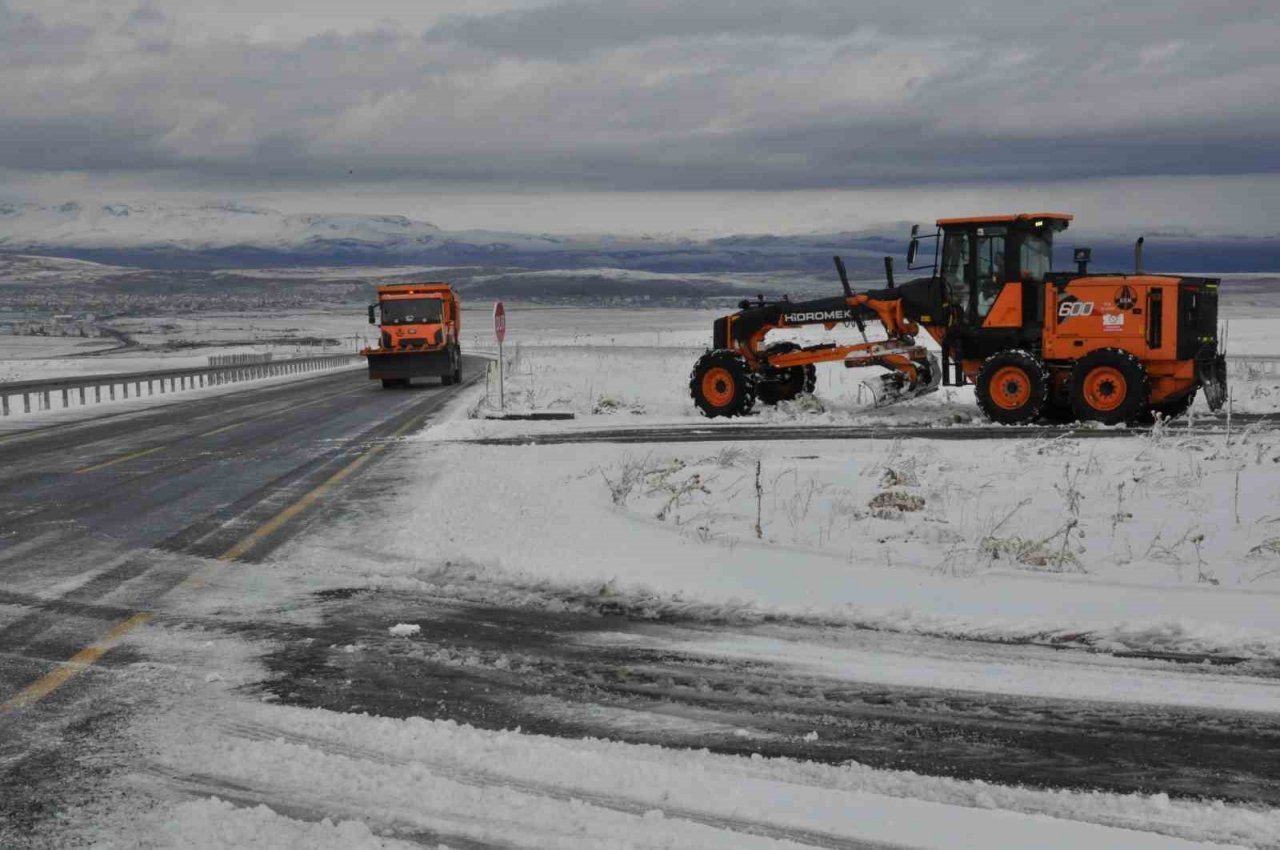 Kars’ta sürücülerin buzla imtihanı