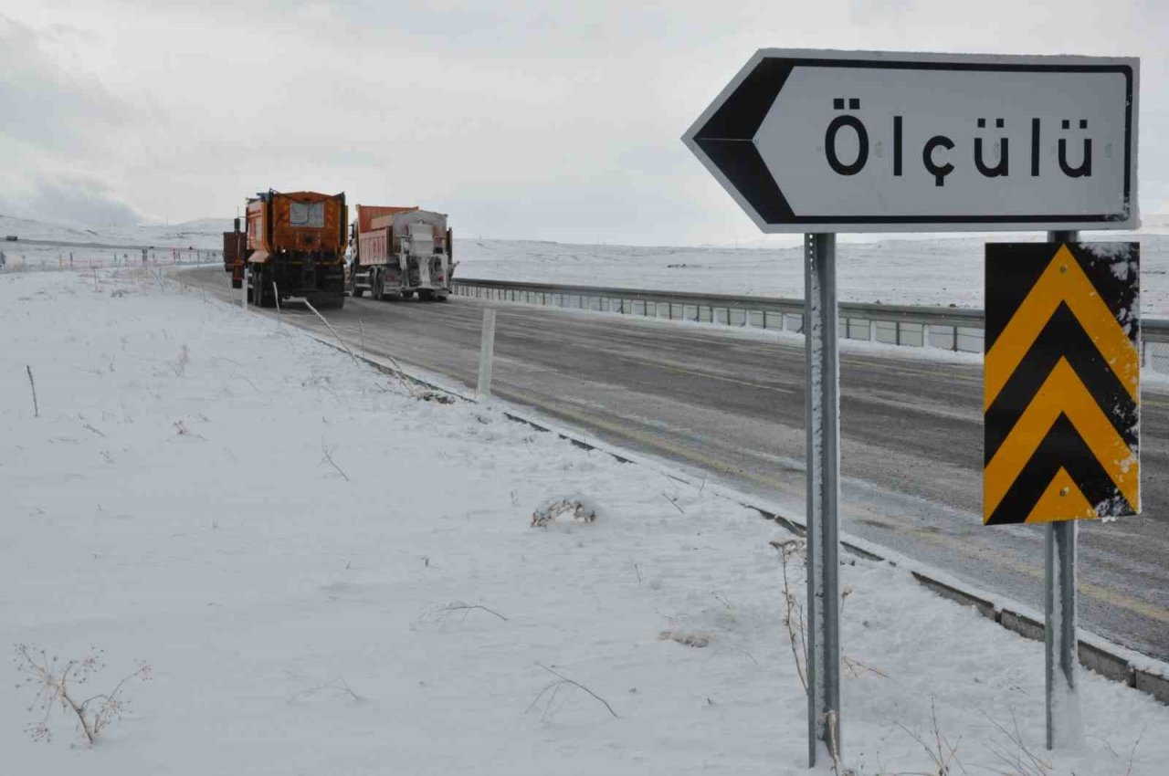 Kars’ta sürücülerin buzla imtihanı