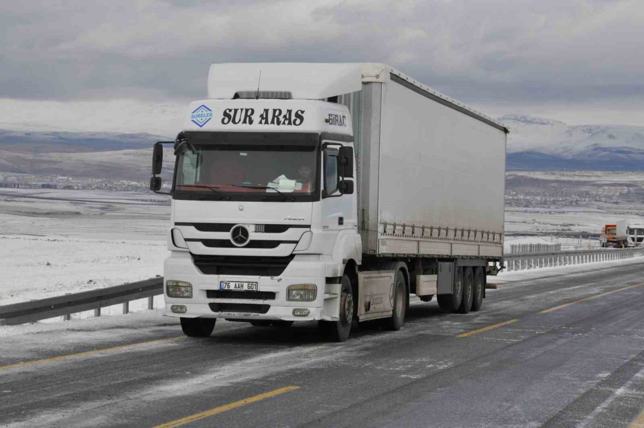 Kars’ta sürücülerin buzla imtihanı