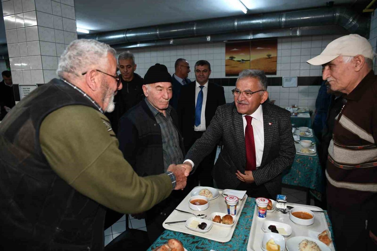 Başkan Büyükkılıç, ulu çınarlarla iftar sofrasında buluştu