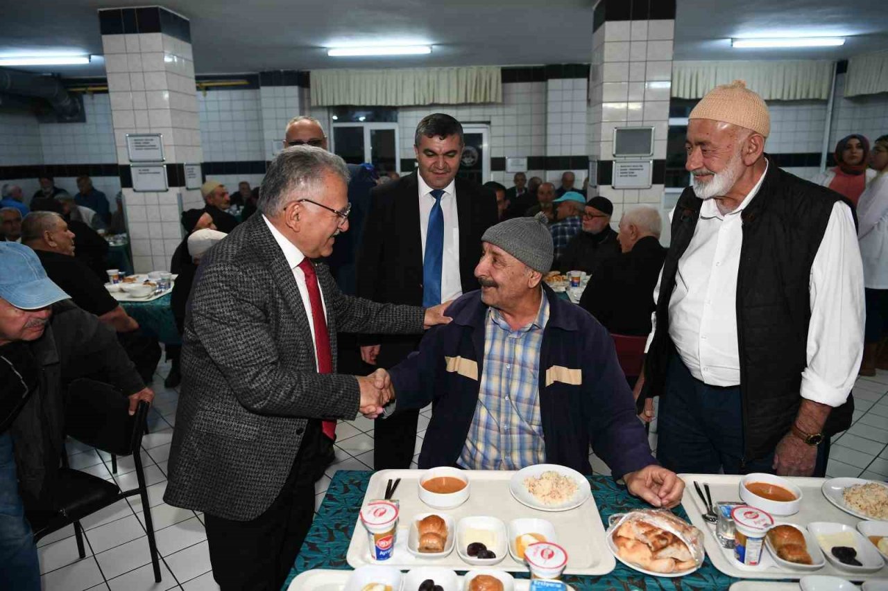 Başkan Büyükkılıç, ulu çınarlarla iftar sofrasında buluştu
