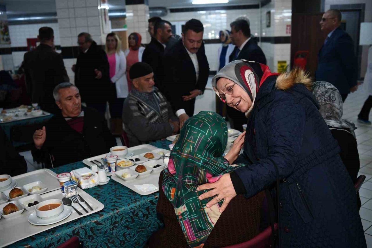 Başkan Büyükkılıç, ulu çınarlarla iftar sofrasında buluştu