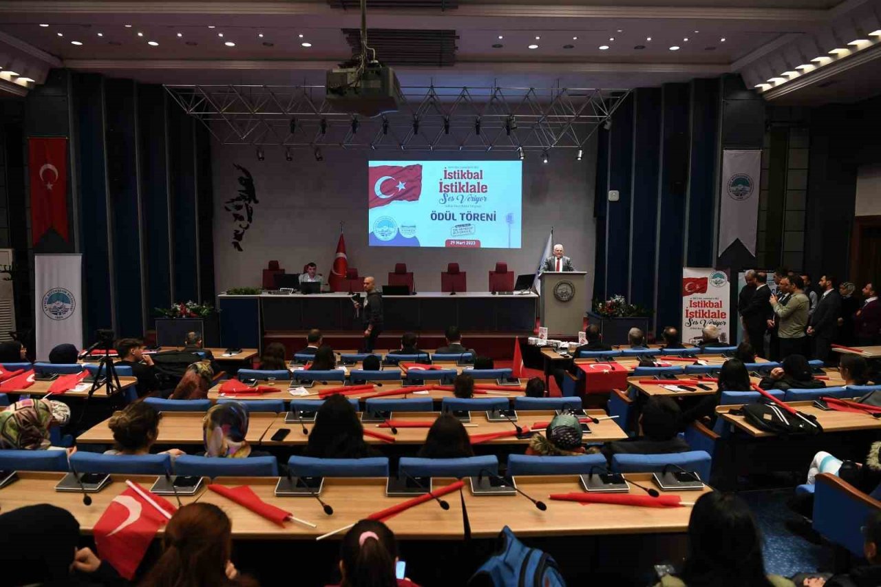 Başkan Büyükkılıç, İstiklal Marşı’na ses veren İstikbali tebrik etti