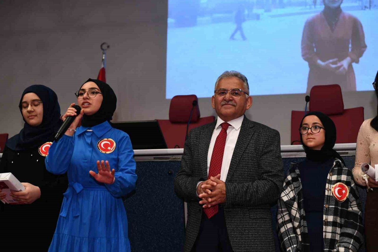 Başkan Büyükkılıç, İstiklal Marşı’na ses veren İstikbali tebrik etti