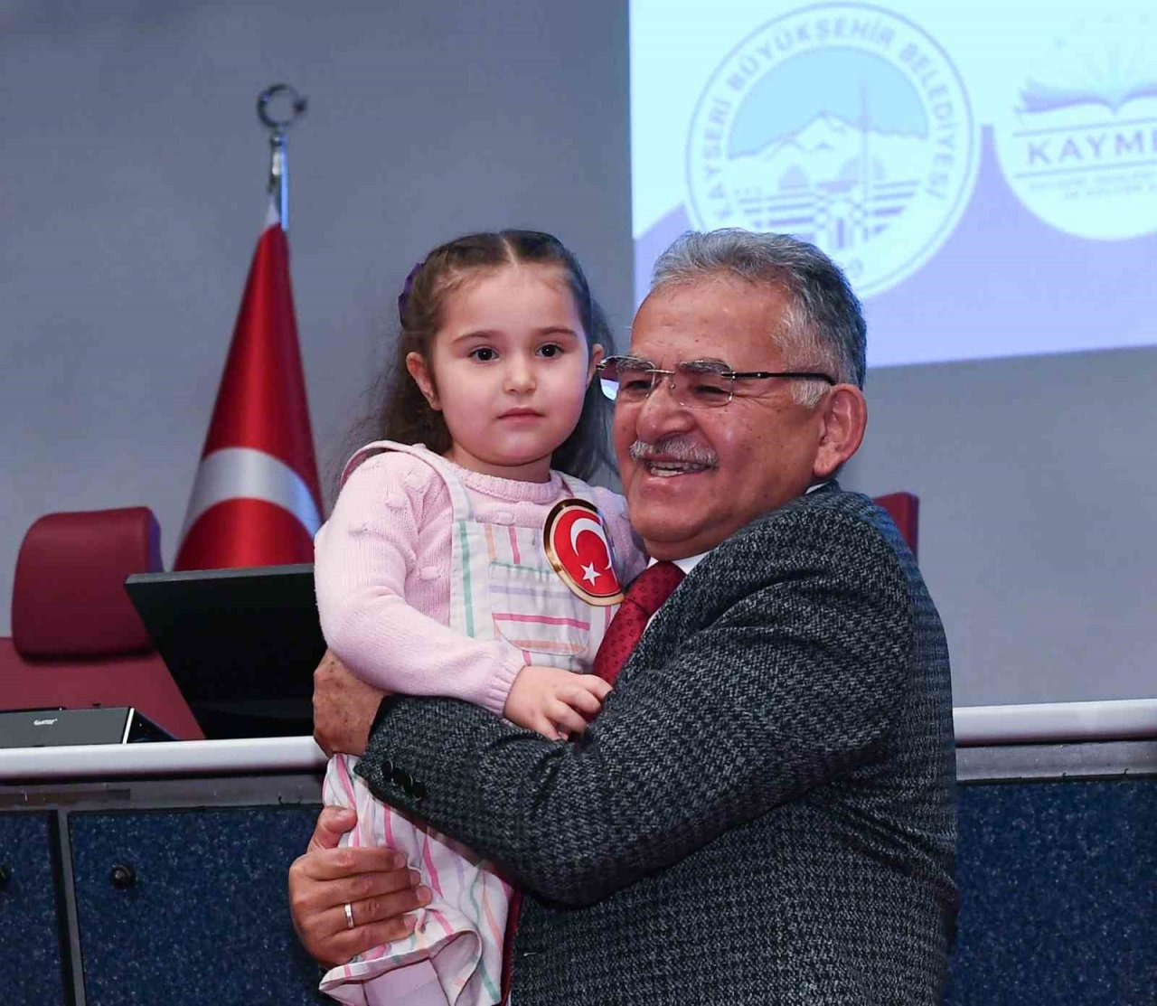 Başkan Büyükkılıç, İstiklal Marşı’na ses veren İstikbali tebrik etti