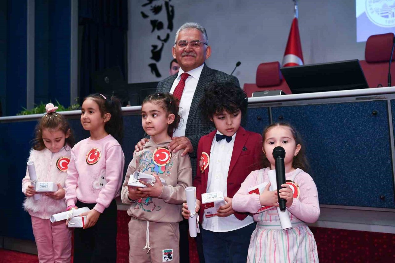 Başkan Büyükkılıç, İstiklal Marşı’na ses veren İstikbali tebrik etti