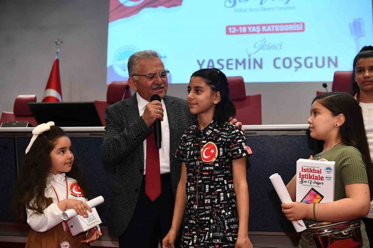 Başkan Büyükkılıç, İstiklal Marşı’na ses veren İstikbali tebrik etti