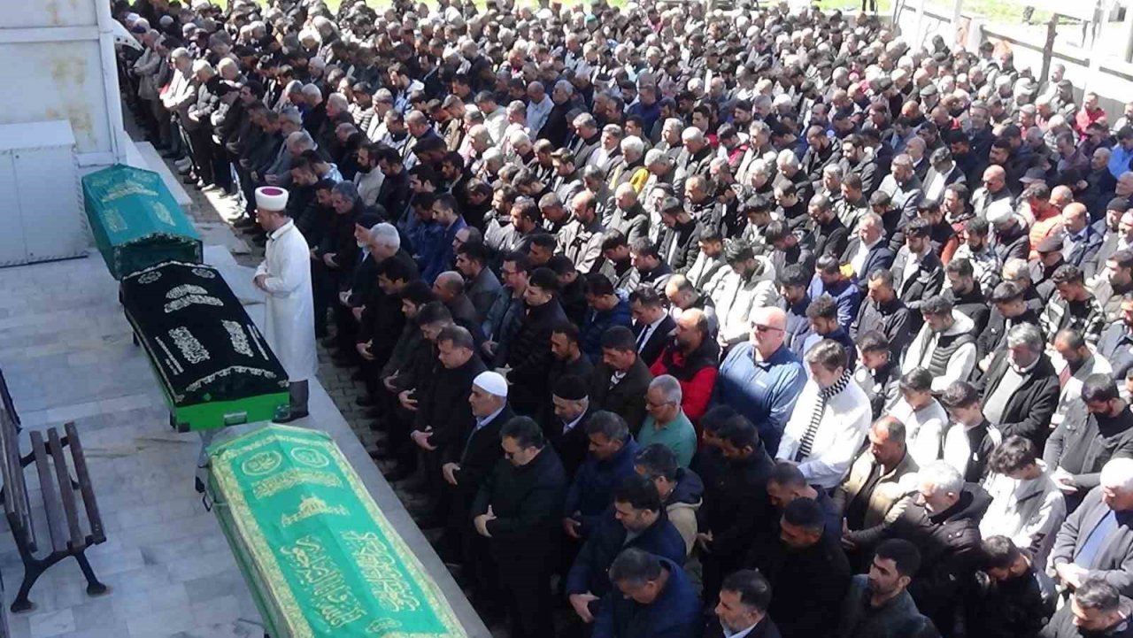 Kazada ölen baba oğul birlikte son yolculuğuna uğurlandı