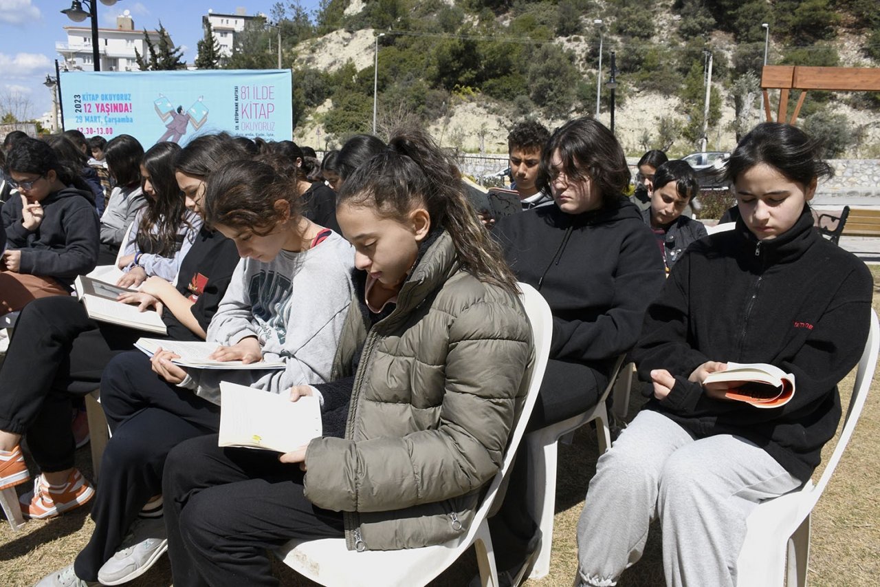 Kuşadası’nda kitap okuma etkinliği