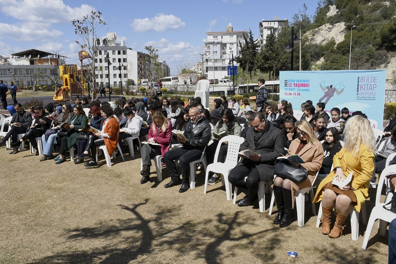 Kuşadası’nda kitap okuma etkinliği