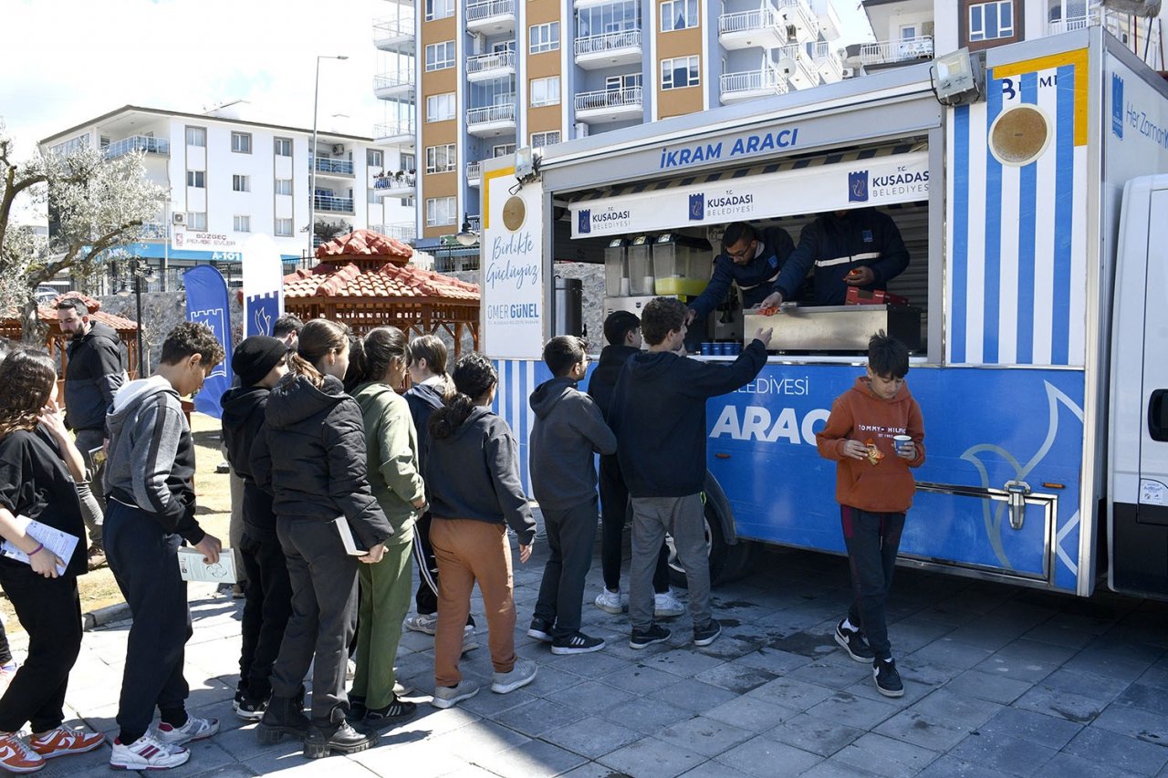 Kuşadası’nda kitap okuma etkinliği