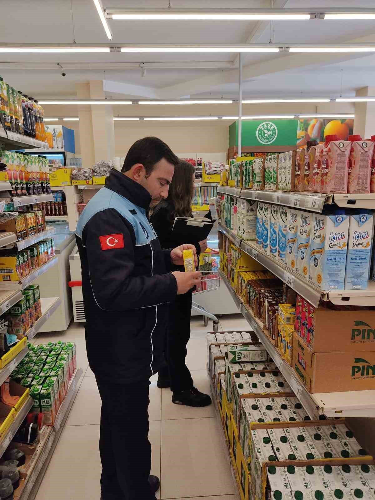Gebze’de zabıtalar marketleri denetliyor