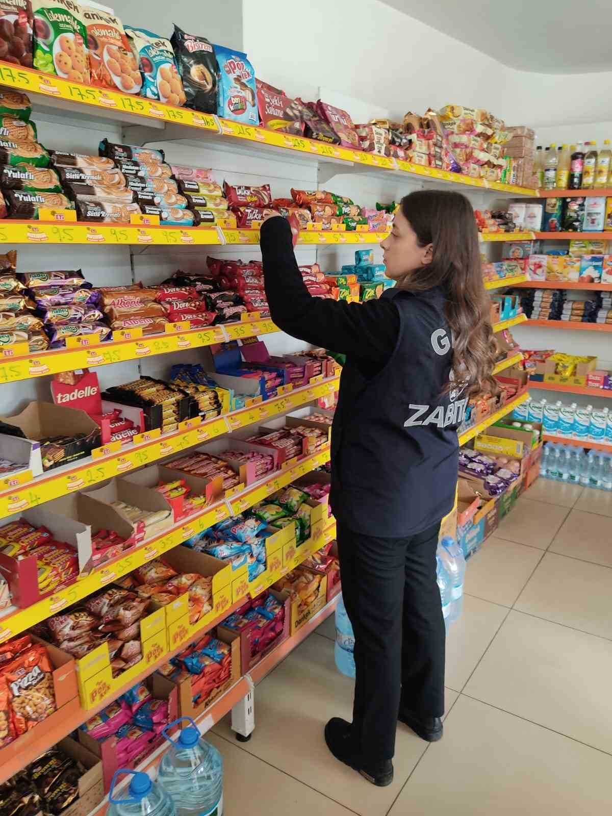 Gebze’de zabıtalar marketleri denetliyor