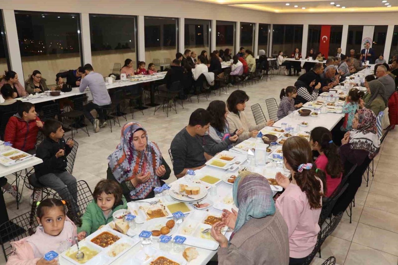 Kaymakam Tepeli ve Başkan Kaplan depremzedeler ile iftarda buluştu