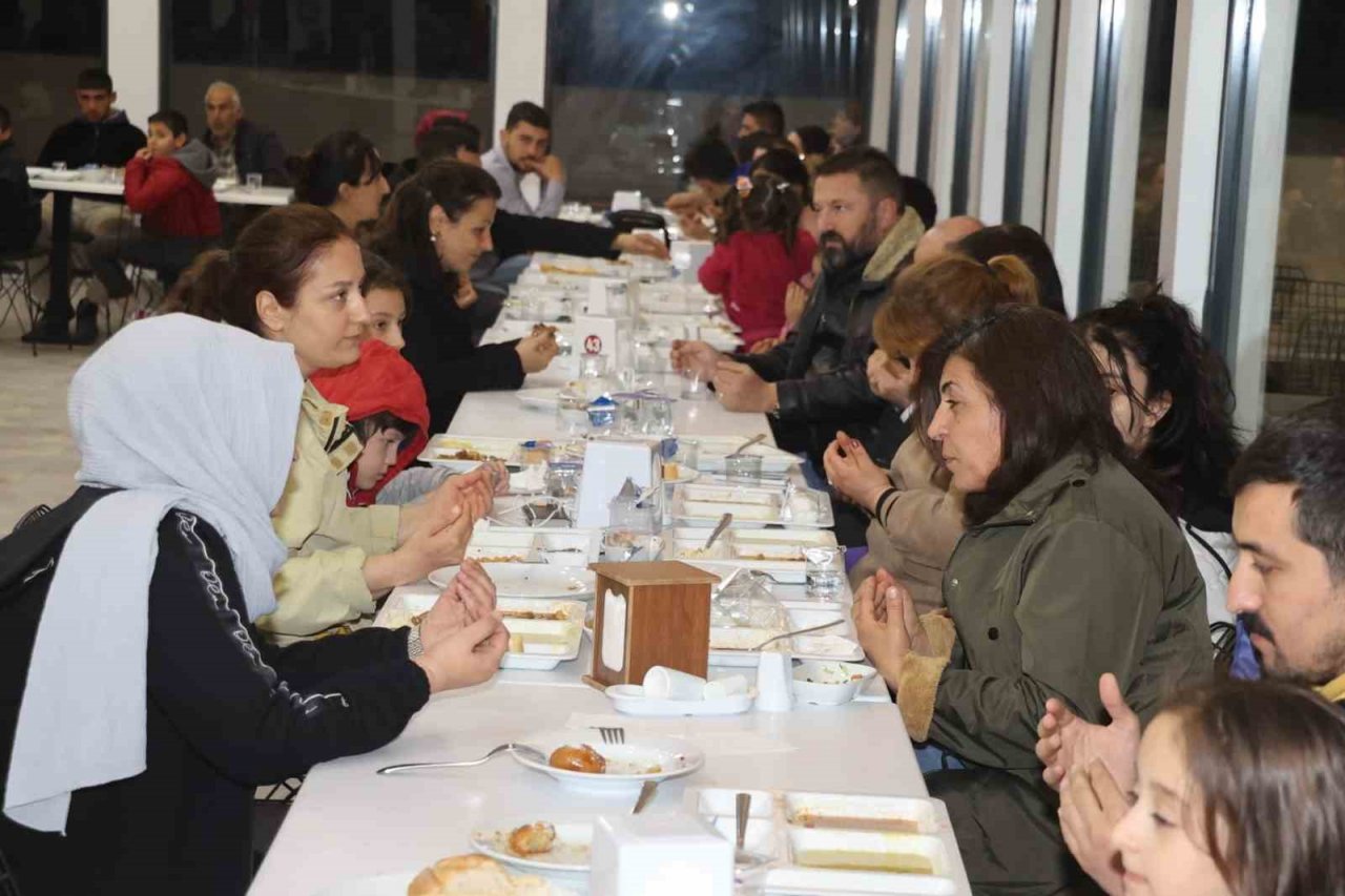 Kaymakam Tepeli ve Başkan Kaplan depremzedeler ile iftarda buluştu