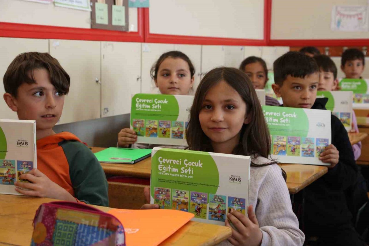Meram’da çocuklara “Çevreci Çocuk Eğitim Seti” dağıtıldı