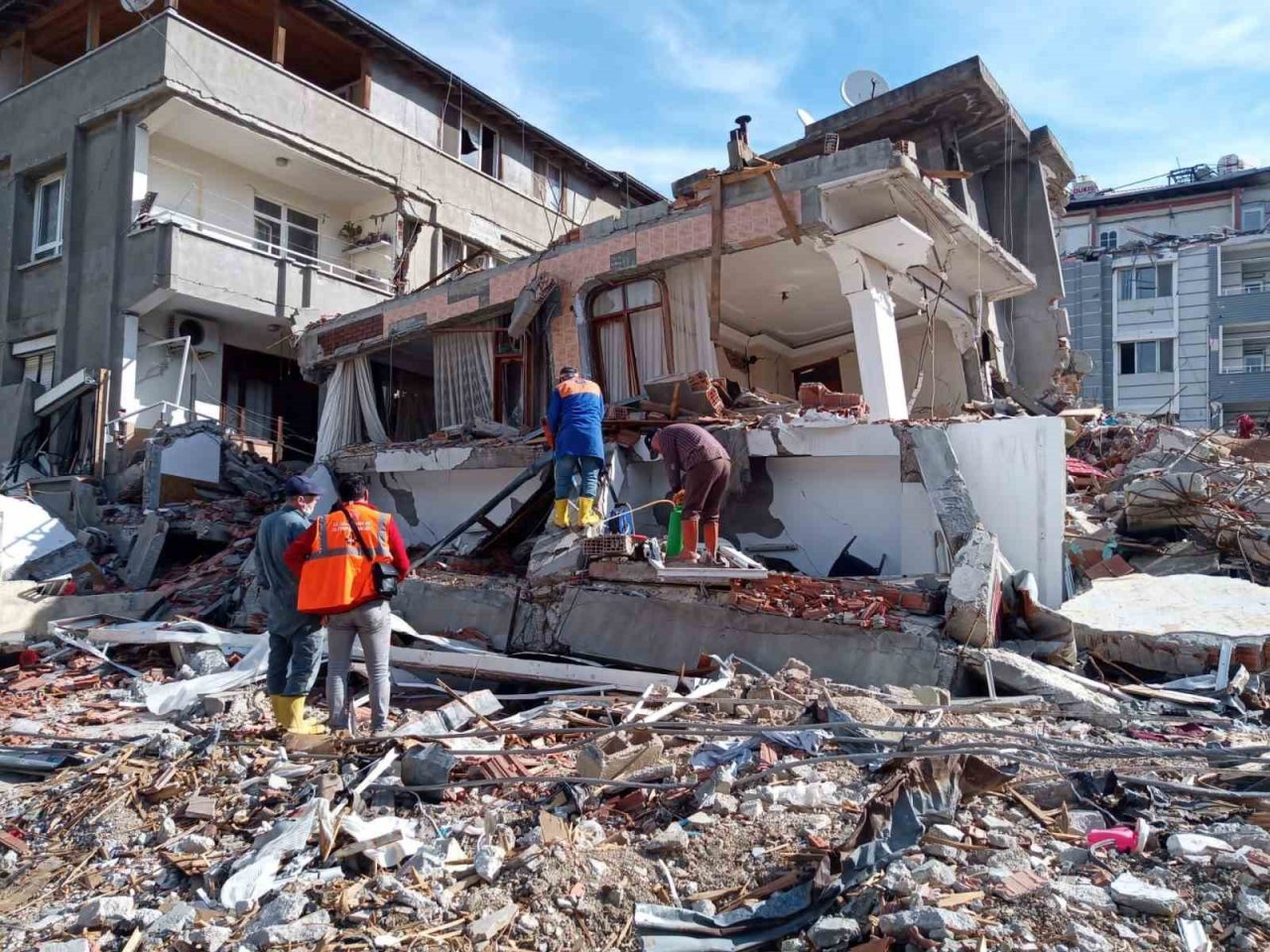 Prof. Dr. Akpınar: “Depremde yıkılan binalardan yaklaşık 60 milyon ton moloz oluştu, bunun ekonomiye geri kazandırılması lazım"