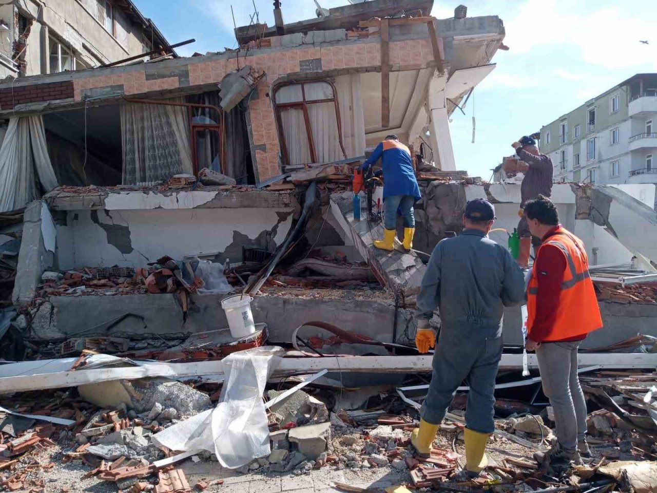 Prof. Dr. Akpınar: “Depremde yıkılan binalardan yaklaşık 60 milyon ton moloz oluştu, bunun ekonomiye geri kazandırılması lazım"