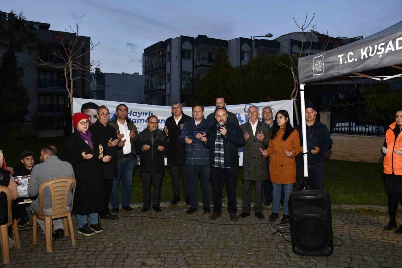 Kuşadası Belediyesi, Davutlar Mahallesi’nde iftar yemeği düzenledi