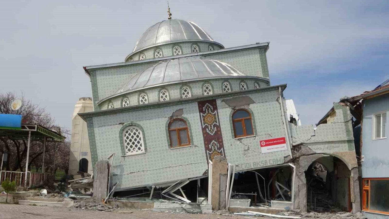 İlk depremde minaresi, ikincisinde kendisi yıkılan cami yan yattı
