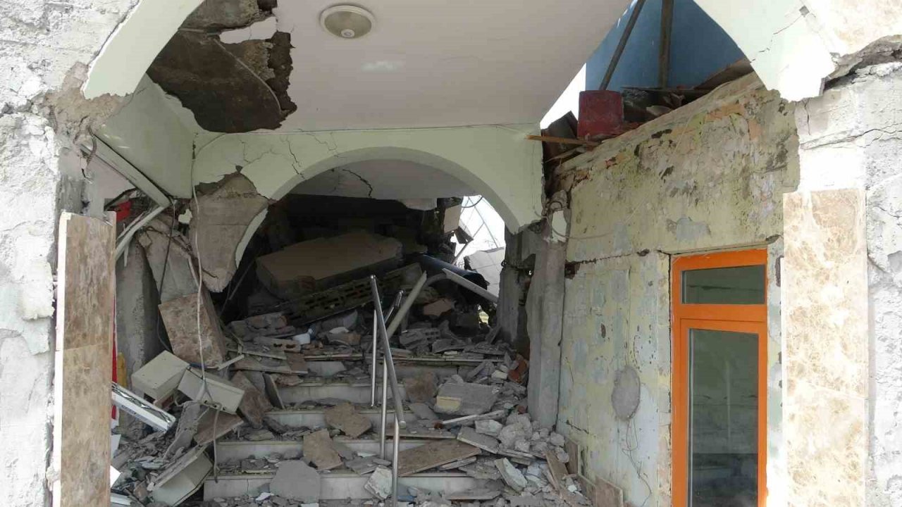 İlk depremde minaresi, ikincisinde kendisi yıkılan cami yan yattı