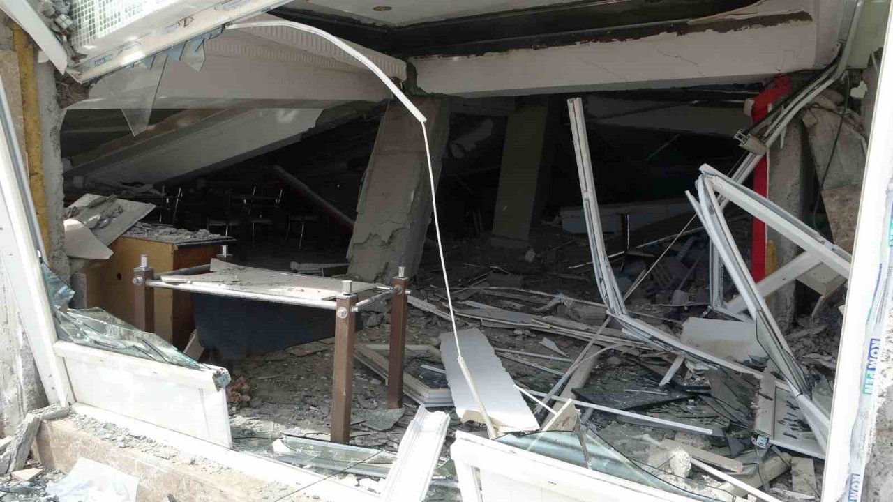 İlk depremde minaresi, ikincisinde kendisi yıkılan cami yan yattı