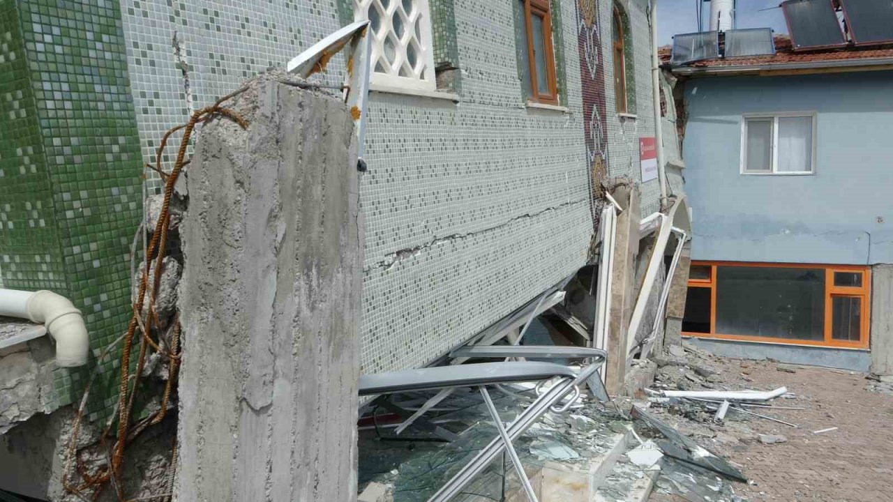 İlk depremde minaresi, ikincisinde kendisi yıkılan cami yan yattı