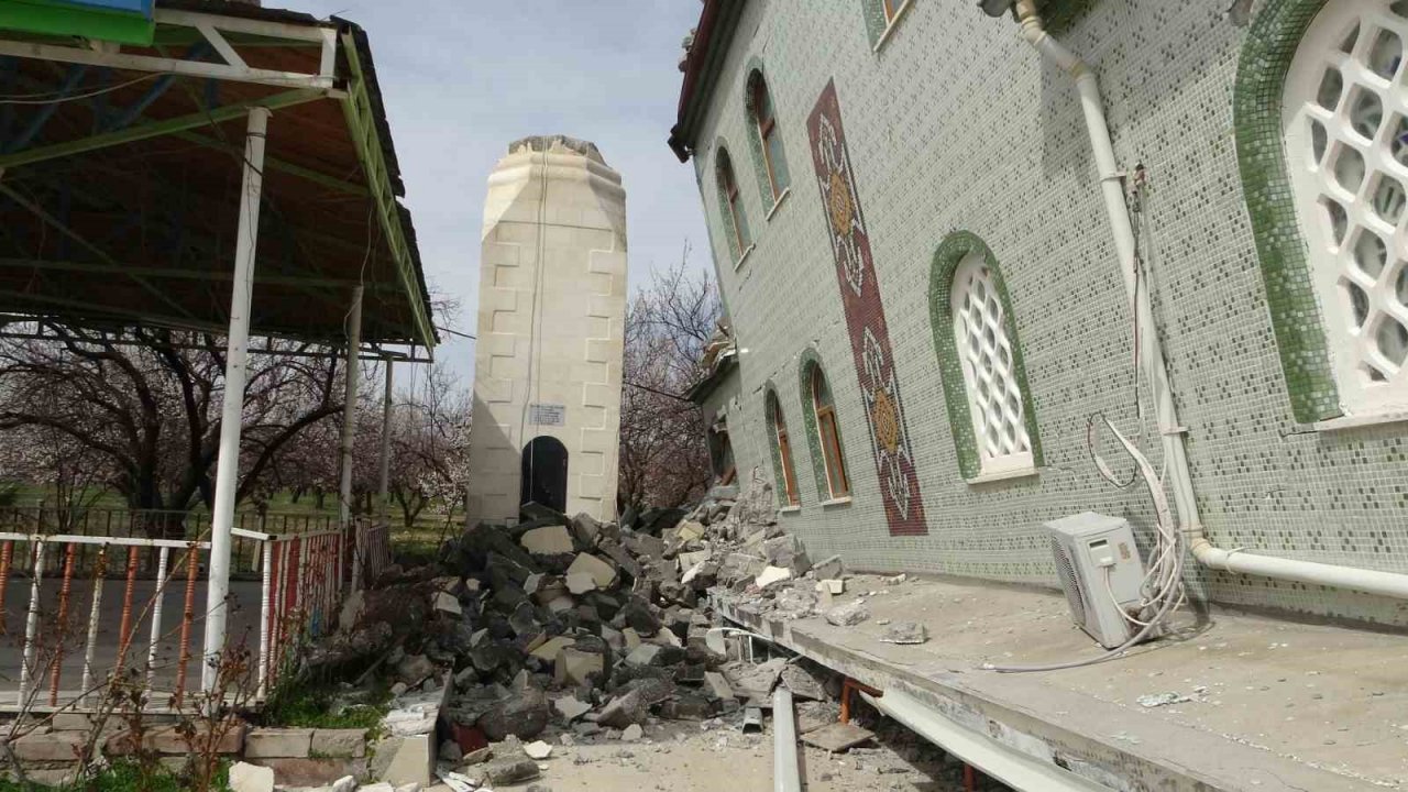 İlk depremde minaresi, ikincisinde kendisi yıkılan cami yan yattı