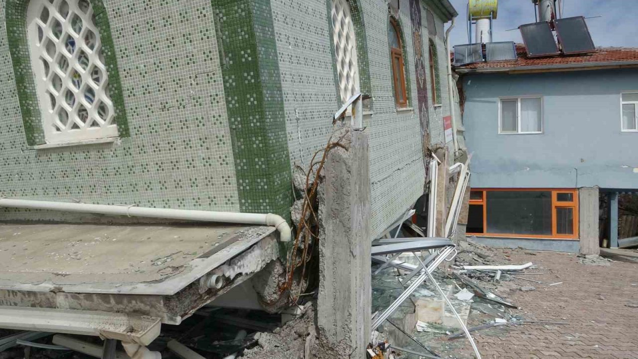 İlk depremde minaresi, ikincisinde kendisi yıkılan cami yan yattı