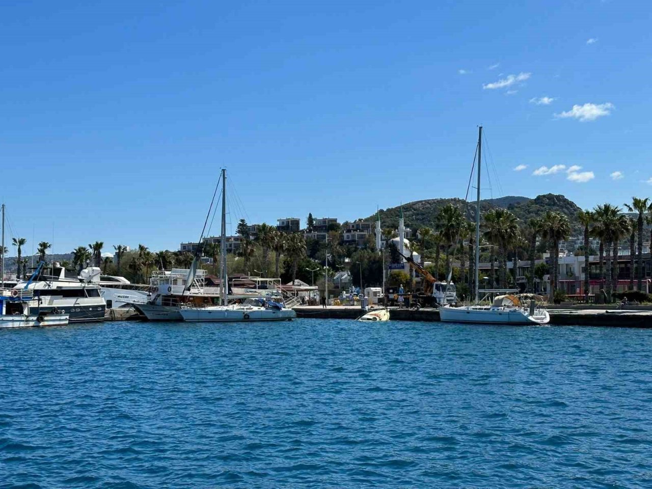 Motoryat fırtınada battı