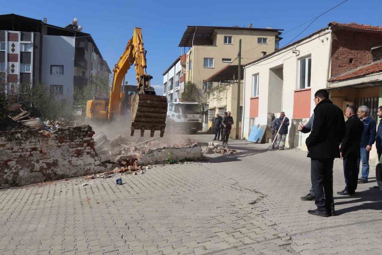 Nazilli’de metruk binaların yıkımına devam ediliyor