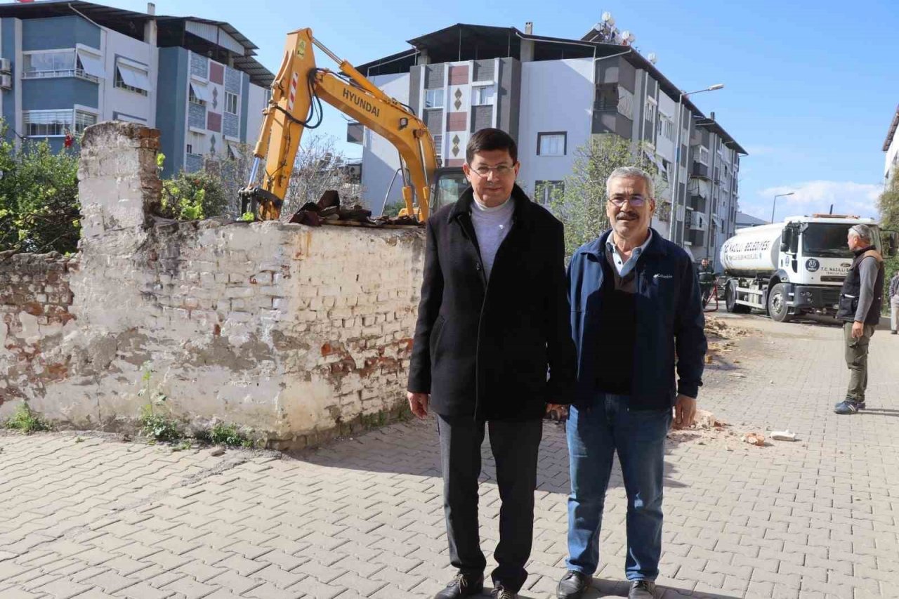 Nazilli’de metruk binaların yıkımına devam ediliyor