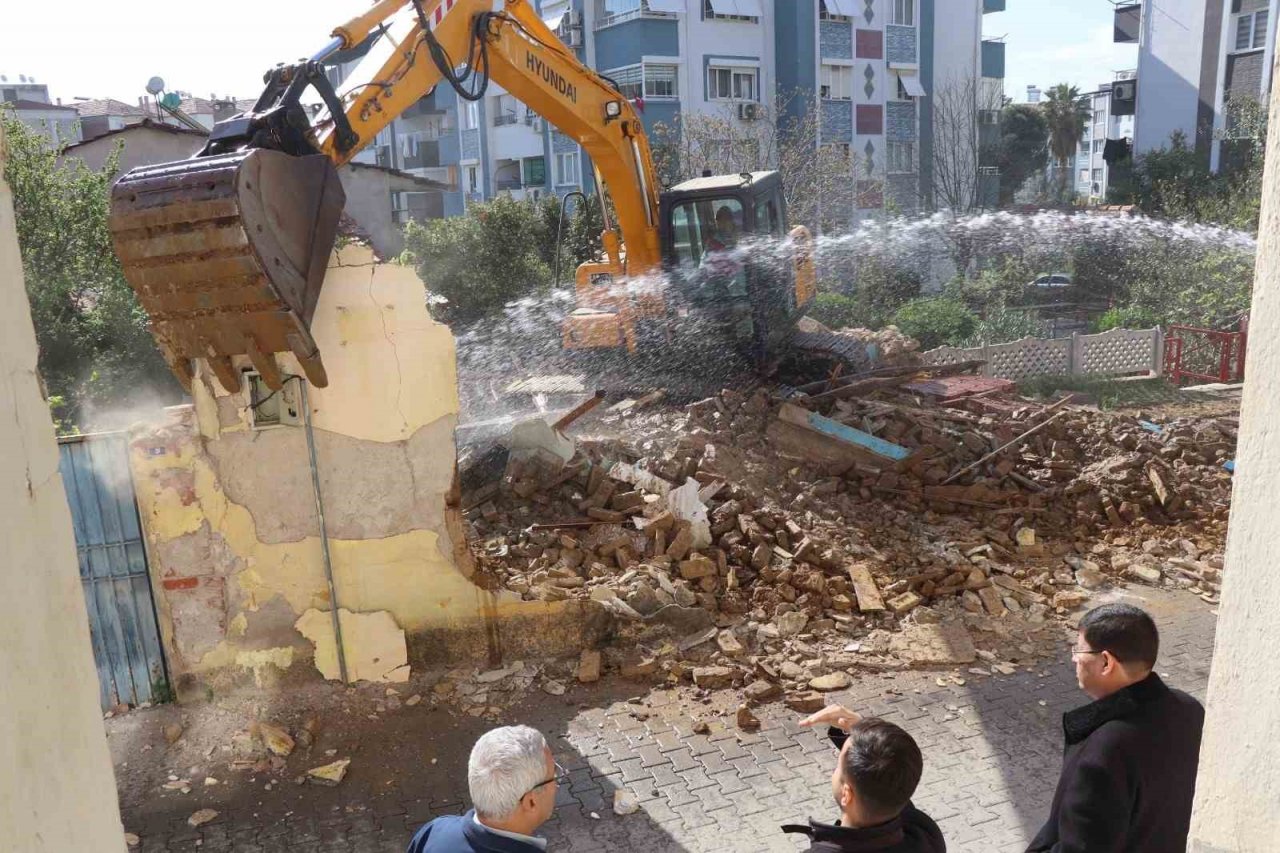 Nazilli’de metruk binaların yıkımına devam ediliyor