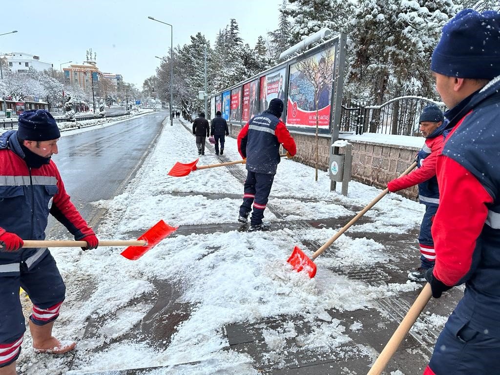 Belediye’nin karla mücadelesi devam ediyor