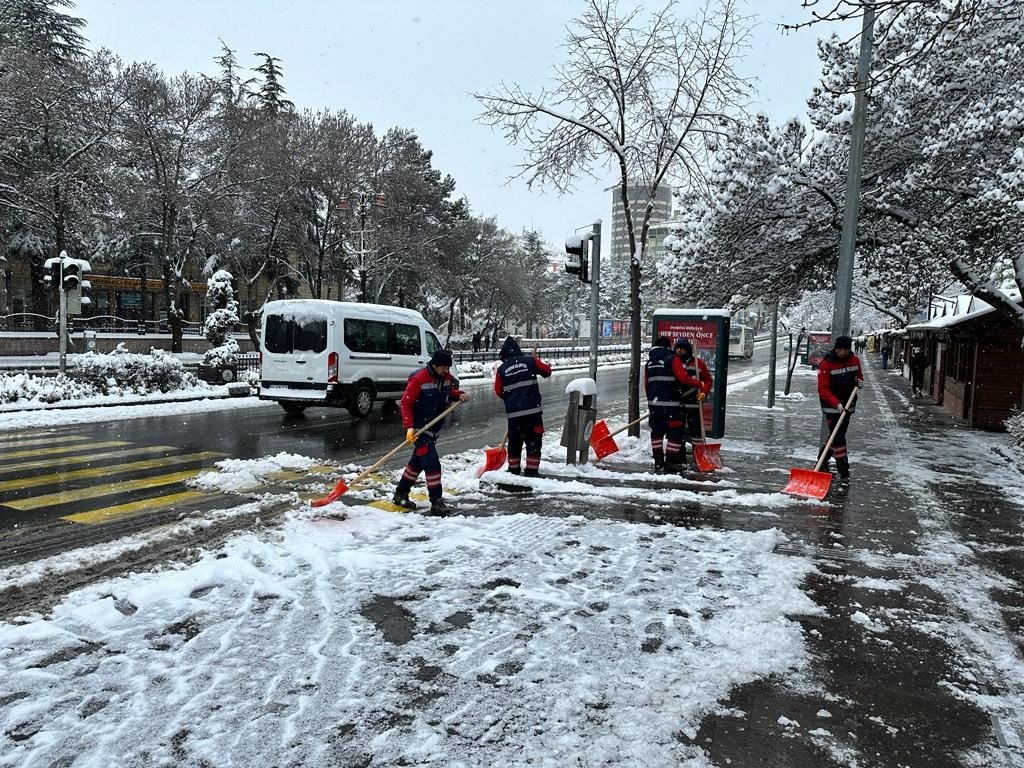 Belediye’nin karla mücadelesi devam ediyor