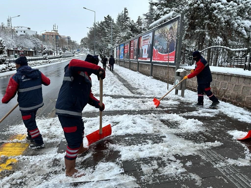 Belediye’nin karla mücadelesi devam ediyor