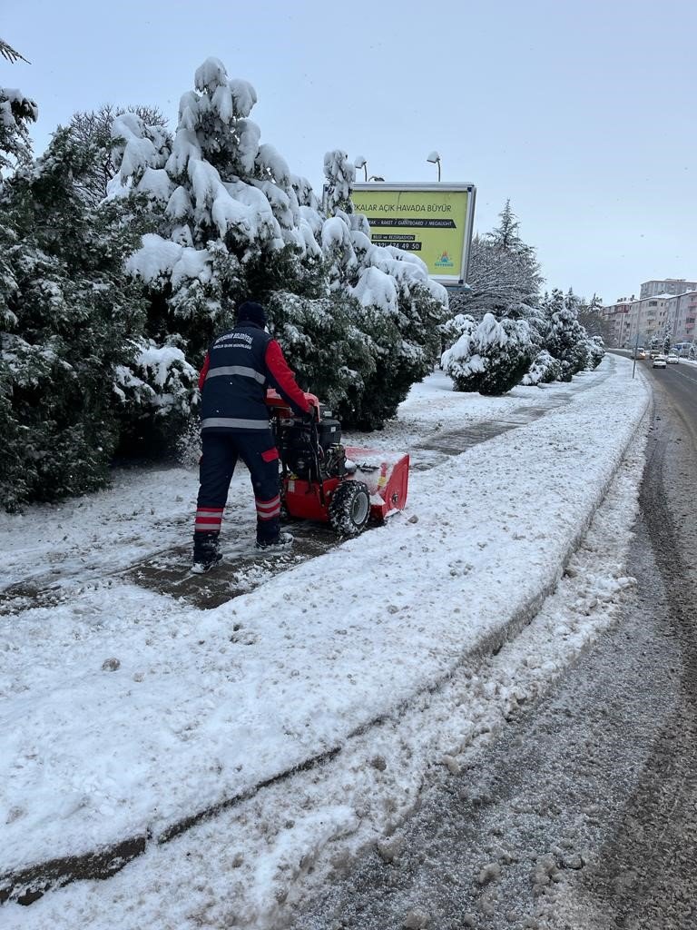Belediye’nin karla mücadelesi devam ediyor