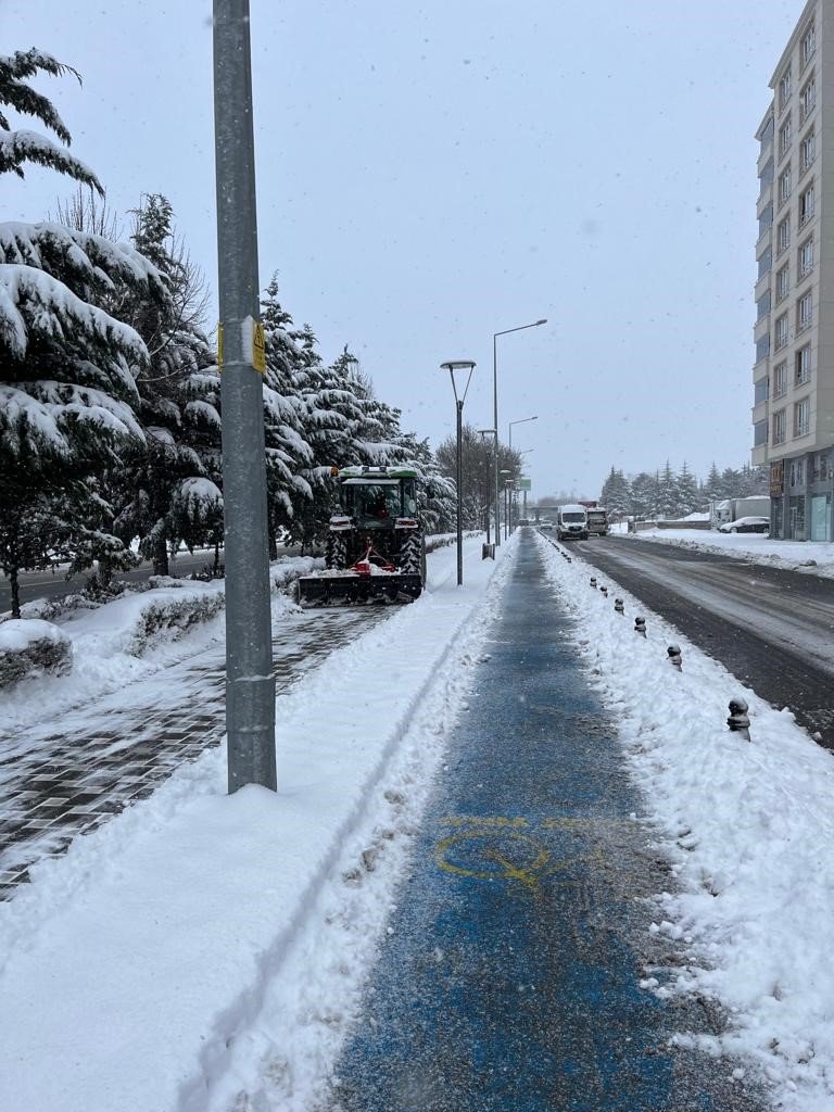 Belediye’nin karla mücadelesi devam ediyor