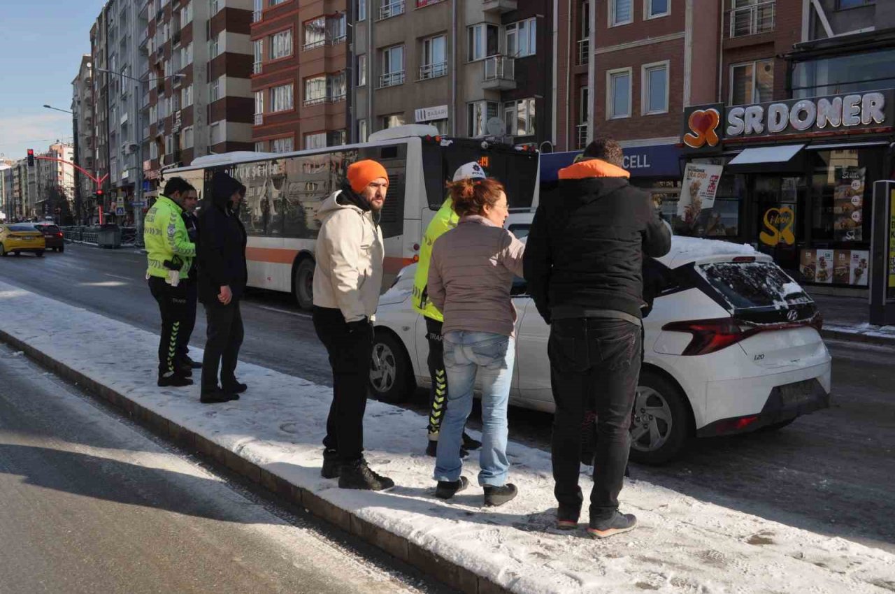 Buzlanan yollar kazaya sebep oldu