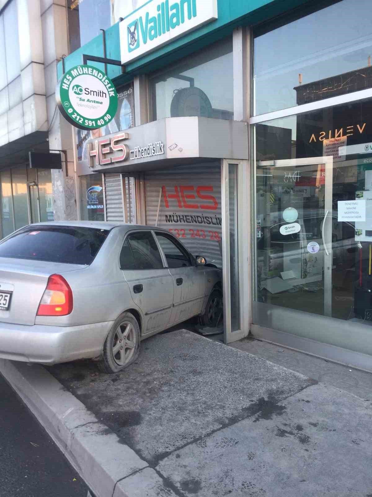 Kazada savrulan otomobil iş yerine girdi