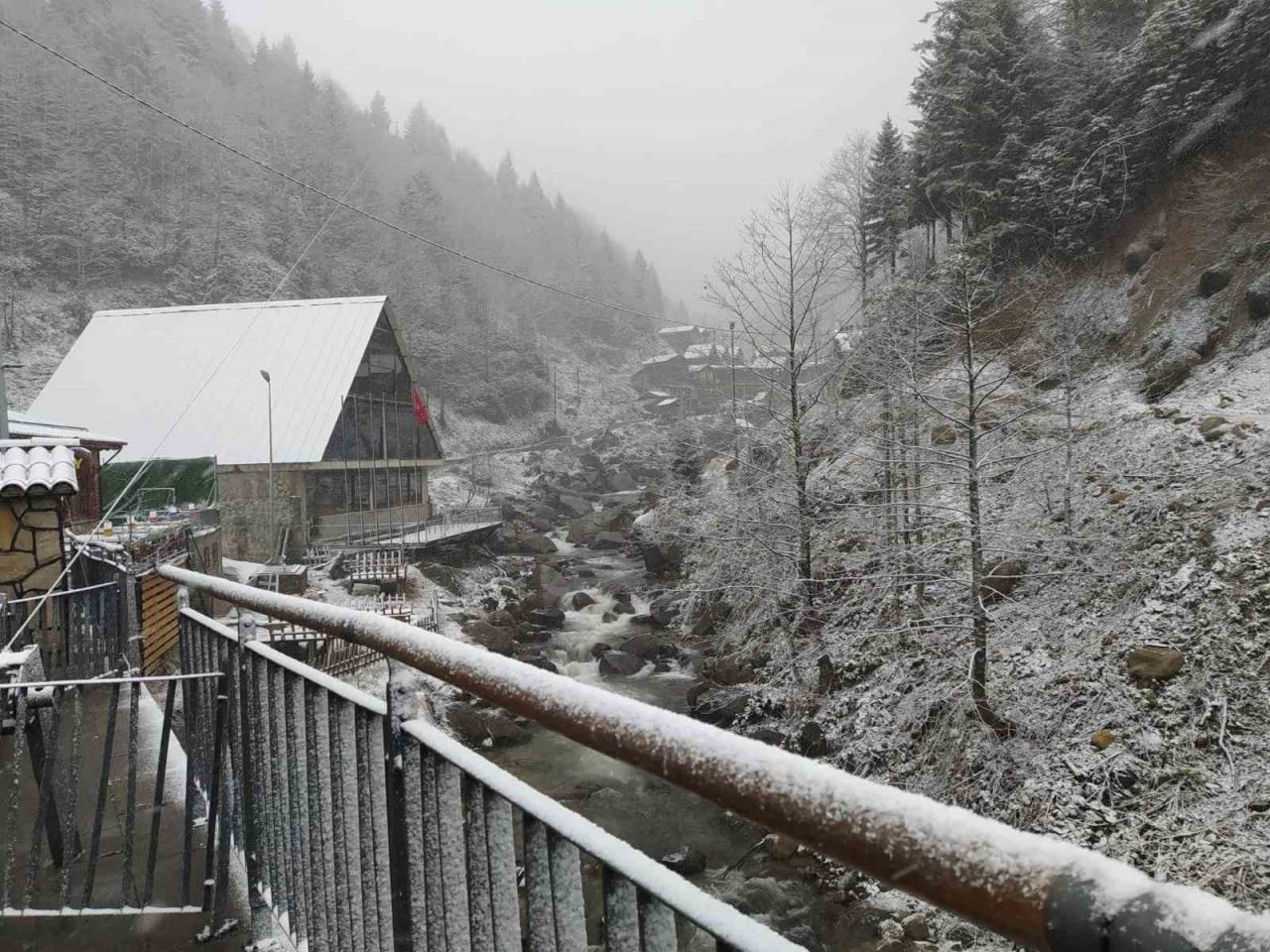 Ayder Yaylası ilkbaharda beyaza büründü